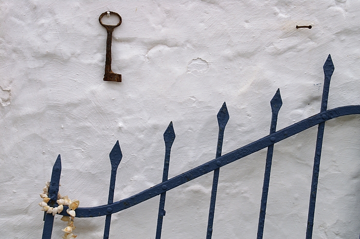 PICT2941 small key and garden gate.jpg - 263191 Bytes